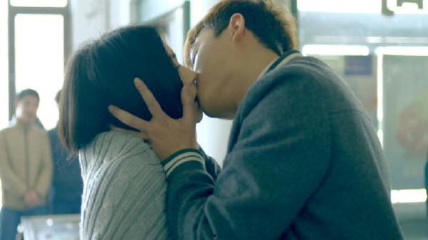 国产电影亲吻视频