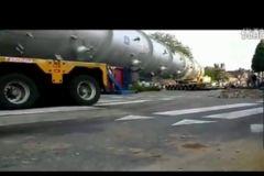 中国国产卡车国外翻车视频,中国国产卡车翻车事故现场直击